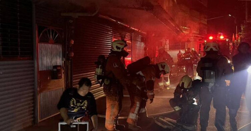 新竹透天厝暗夜大火!1家3口困火場全獲救 老翁吸濃煙昏迷送醫