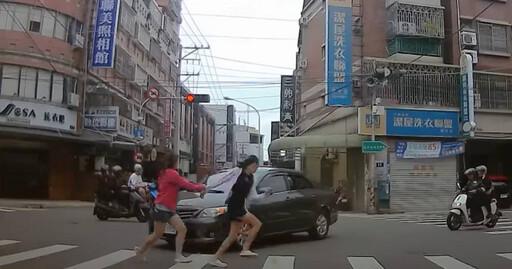 驚險一刻!台中左轉車急加速 衝斑馬線2女險遭撞