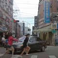 驚險一刻！台中左轉車急加速 衝斑馬線2女險遭撞