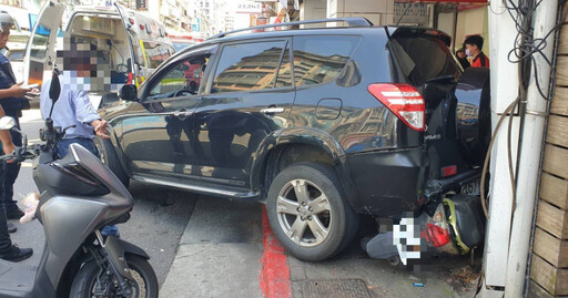 快訊/北市大同區老翁倒車暴衝!無辜騎士經過慘被夾 意識清楚急送醫