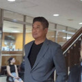 庭上喊「打棒球的孩子都在看我」仍遭電子監控 辜仲諒離開法院
