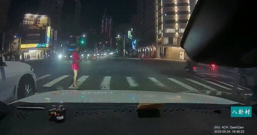 高雄紅衣女闖紅燈走斑馬線 驚人舉動讓駕駛瞬間傻眼