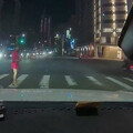 高雄紅衣女闖紅燈走斑馬線 驚人舉動讓駕駛瞬間傻眼