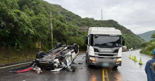 基隆轎車酒駕翻覆撞油罐車 驚險清晨車禍震撼北濱公路