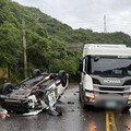 基隆轎車酒駕翻覆撞油罐車 驚險清晨車禍震撼北濱公路