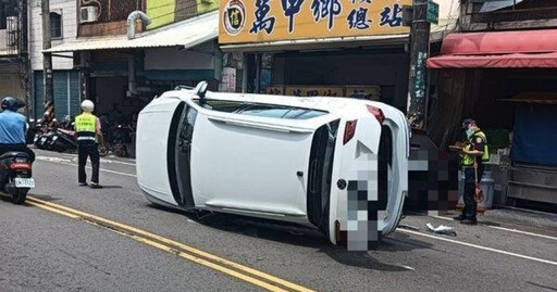 屏東萬丹路驚悚翻車!女駕駛擦撞靜止車輛 整輛休旅翻覆