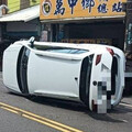 屏東萬丹路驚悚翻車！女駕駛擦撞靜止車輛 整輛休旅翻覆