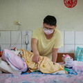 淚求真相4／照顧重癱愛女父又失業 夫妻吃超商折扣餐省錢給孩子買紗布