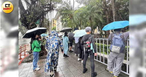 柯文哲再提訊!關鍵證人邵琇珮抵北院作證 小草冒雨大喊「還我阿北」