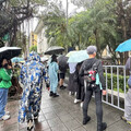 柯文哲再提訊！關鍵證人邵琇珮抵北院作證 小草冒雨大喊「還我阿北」