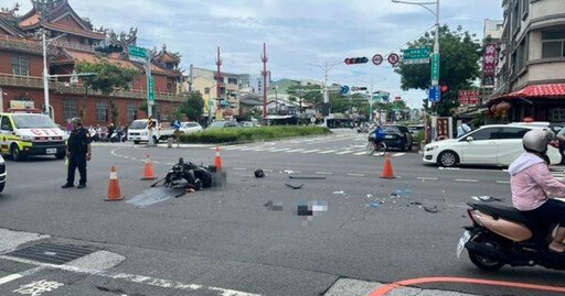 台南雙載機車遭多元化計程車左轉撞擊 肢體變形血染路面