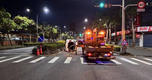 高雄凌晨爆自撞！白車詭撞分隔島「側翻躺道」 疑駕駛分心惹禍