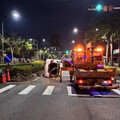 高雄凌晨爆自撞！白車詭撞分隔島「側翻躺道」 疑駕駛分心惹禍