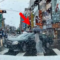 行人地獄！孕婦走斑馬線險遭違規車擊落 網怒：這駕駛78歲？