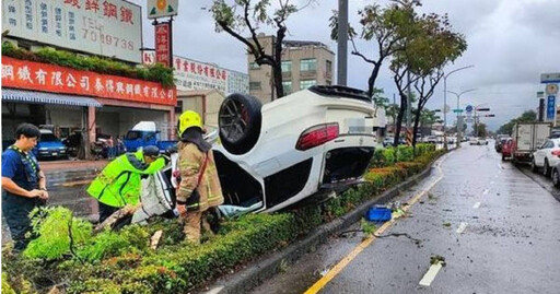 疑天雨路滑!高雄賓士打滑自撞「倒頭栽」 害對向2車衰遭殃