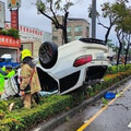 疑天雨路滑！高雄賓士打滑自撞「倒頭栽」 害對向2車衰遭殃