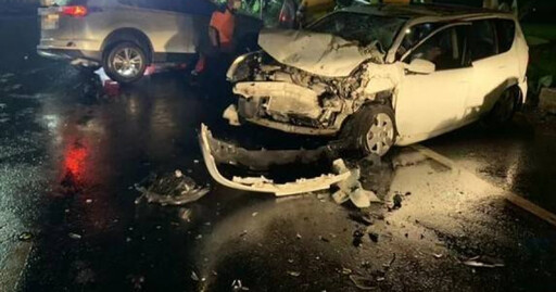 驚悚一幕！台南2車對撞「車頭全凹」畫面曝 3人受困慘斷魂