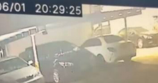 停車糾紛！莽男駕車撞毀鄰居家大門挨告 他竟恐嚇：裝門再撞1次