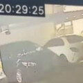 停車糾紛！莽男駕車撞毀鄰居家大門挨告 他竟恐嚇：裝門再撞1次