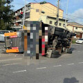 彰化驚險翻車！大貨車急煞失控「S型狂搖」 堆高機摔落滿地塵土飛揚