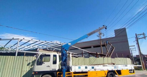 操作吊臂勾電線！桃園工人遭電擊「腿爆裂」 命危送醫仍身亡