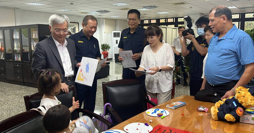 警察節前夕署長慰問殉職所長遺孀 5歲幼女畫「天使爸爸」全場鼻酸