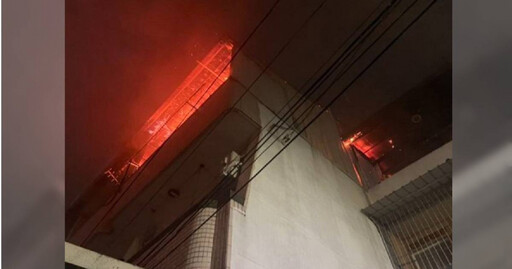 台南民宅暗夜大火!「4面延燒」陷火海畫面曝 消防急疏散15人