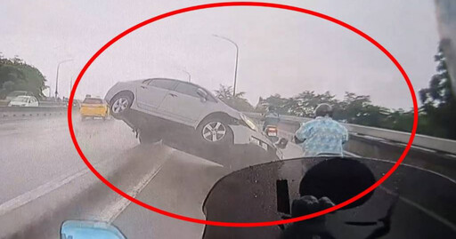 高雄楠梓轎車雨天失控飛越分隔島 機車婦人急煞驚險一刻曝光