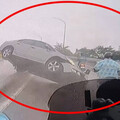 高雄楠梓轎車雨天失控飛越分隔島 機車婦人急煞驚險一刻曝光