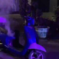 住警器立功！電動車充電自燃「狂竄煙」 消防拆電池泡水速解危
