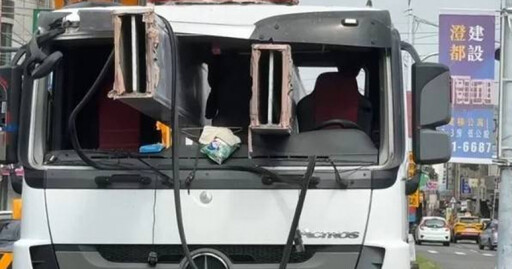 絕命終結站!曳引車碰撞「鋼樑插穿車頭」 駕駛距1公分險爆頭