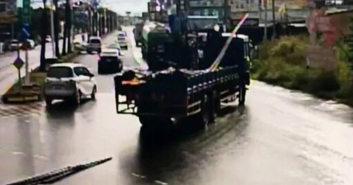 貨車載運未綁牢!鋼筋「跳車」駕駛竟吊回 恐觸公共危險送辦