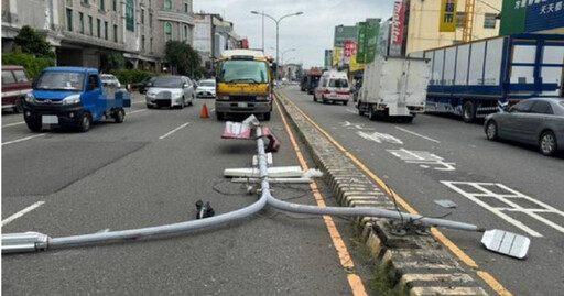 彰化轎車詭衝分隔島!燈桿「連根鏟起」橫掃2車 駕駛恐賠慘
