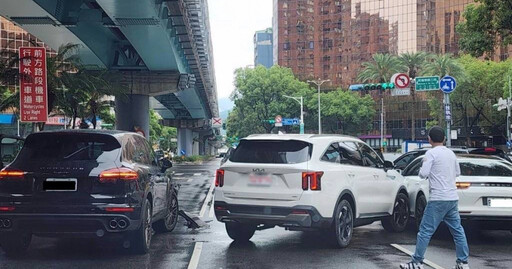 硬切車道釀禍!多元小黃「雙撞保時捷」 網笑:命中有2捷