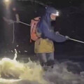 夜驚溪谷！4登山客遇暴漲溪水險被沖走 警方驚險涉水救援