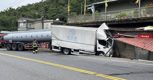驚險!宜蘭頭城槽罐車撞貨車 再衝民宅釀3傷搶救中