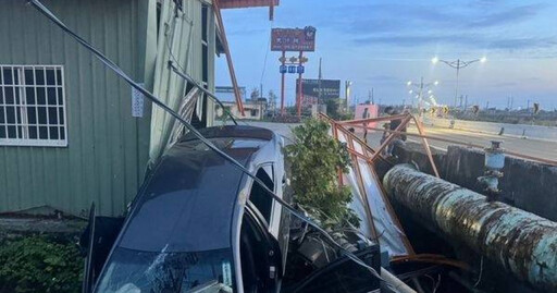 精神恍惚!男駕車撞橋墩掉水溝 波及民宅自來水閥口受損