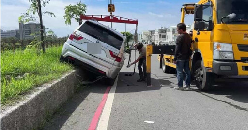 BMW台東逆向撞上邊坡卡水溝 路人稱畫面高難度宛如拍片