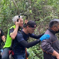 60歲男爬笠頂山突癱倒！全身冒冷汗、嘔吐 5消防員輪流背下山