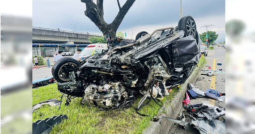松山街頭驚魂!遊覽車撞毀轎車 40歲駕駛送醫後不治