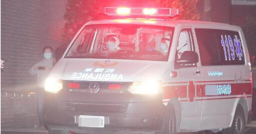 路面濕滑！花蓮轎車衝分隔島再撞樹「側翻」 駕駛滿身傷送醫