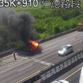 國1仁德段轎車起火成火球 駕駛急棄車逃過一劫