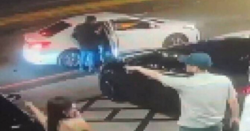 台南舞廳全武行!醉男店門口「隨機踹車」遭痛扁 頭掛彩急送醫