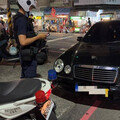 高雄無牌車違停遭檢舉 駕駛現場爆粗口飆三字經被告恐嚇