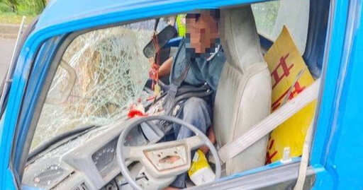 77歲老翁自撞樹受困車內 消防破車40分鐘救出奇蹟生還