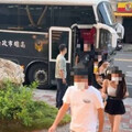 高雄餐廳頂樓淪賭場！長腿妹抱愛犬深夜開賭 警突襲活逮30人