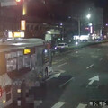三重公車闖紅燈險撞機車 公司認「嚴重違規」懲處曝光