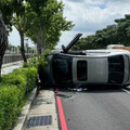 你累了嗎！台中轎車詭撞路緣「騰空飛起」側翻 駕駛受困幸獲救