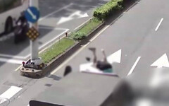 7旬翁左轉遭猛撞噴飛 腹部內出血骨折送醫