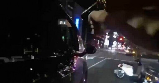 警察執法遭Lexus保母車駕駛狂踩油門衝撞 現場驚險一幕曝光